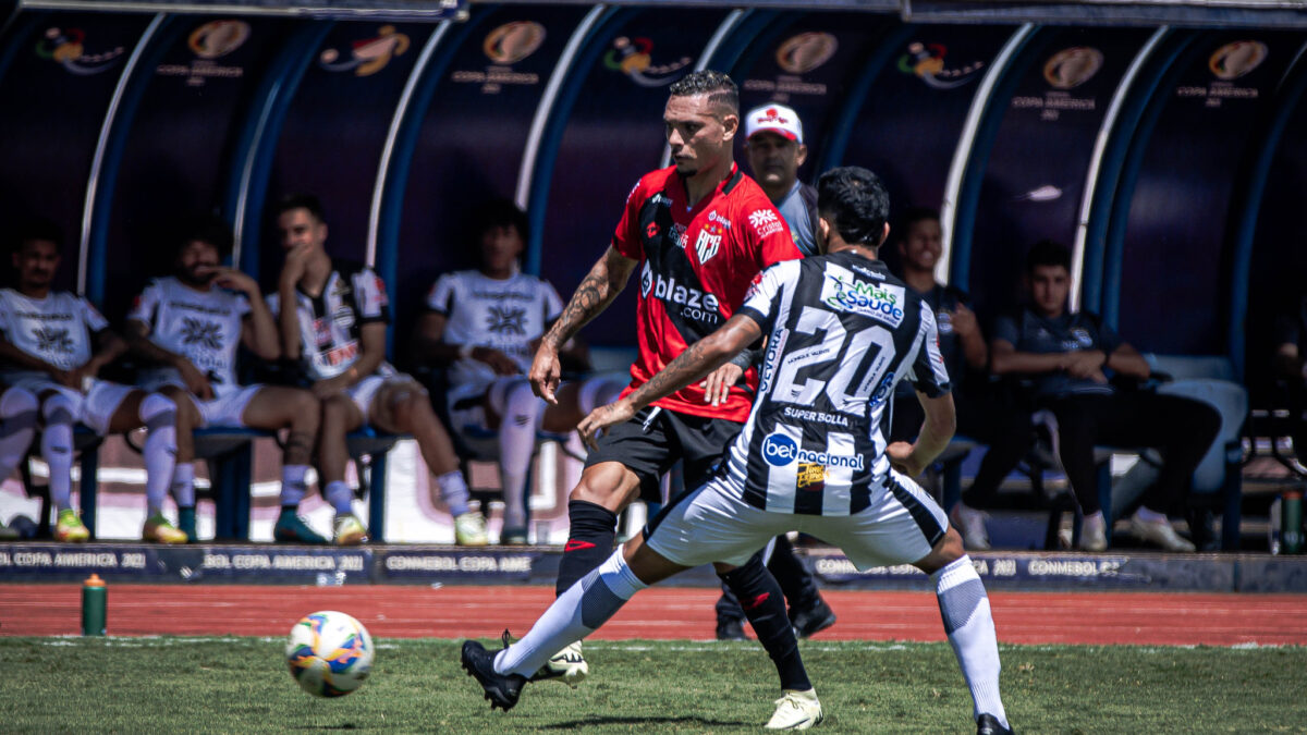 Luiz Fernando sendo marcado no Olímpico