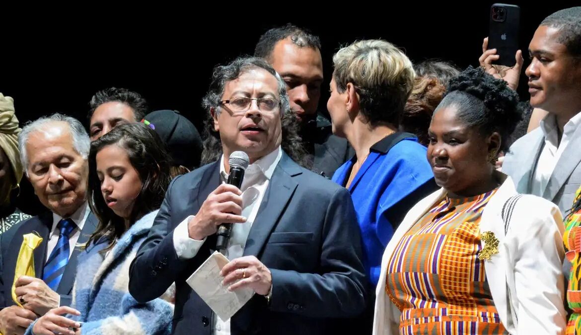 Foto colorida mostra o presidente da Colômbia com microfone durante discurso em palco com outras pessoas (Foto: Agência Brasil)