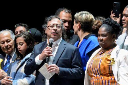 Foto colorida mostra o presidente da Colômbia com microfone durante discurso em palco com outras pessoas (Foto: Agência Brasil)