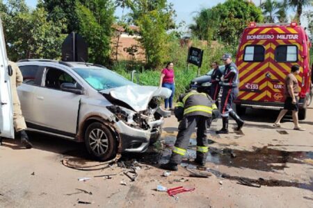 Homem morre após colisão entre carro e caminhão na GO-060 Socorristas foram acionados por volta das 9h40 deste domingo (31)