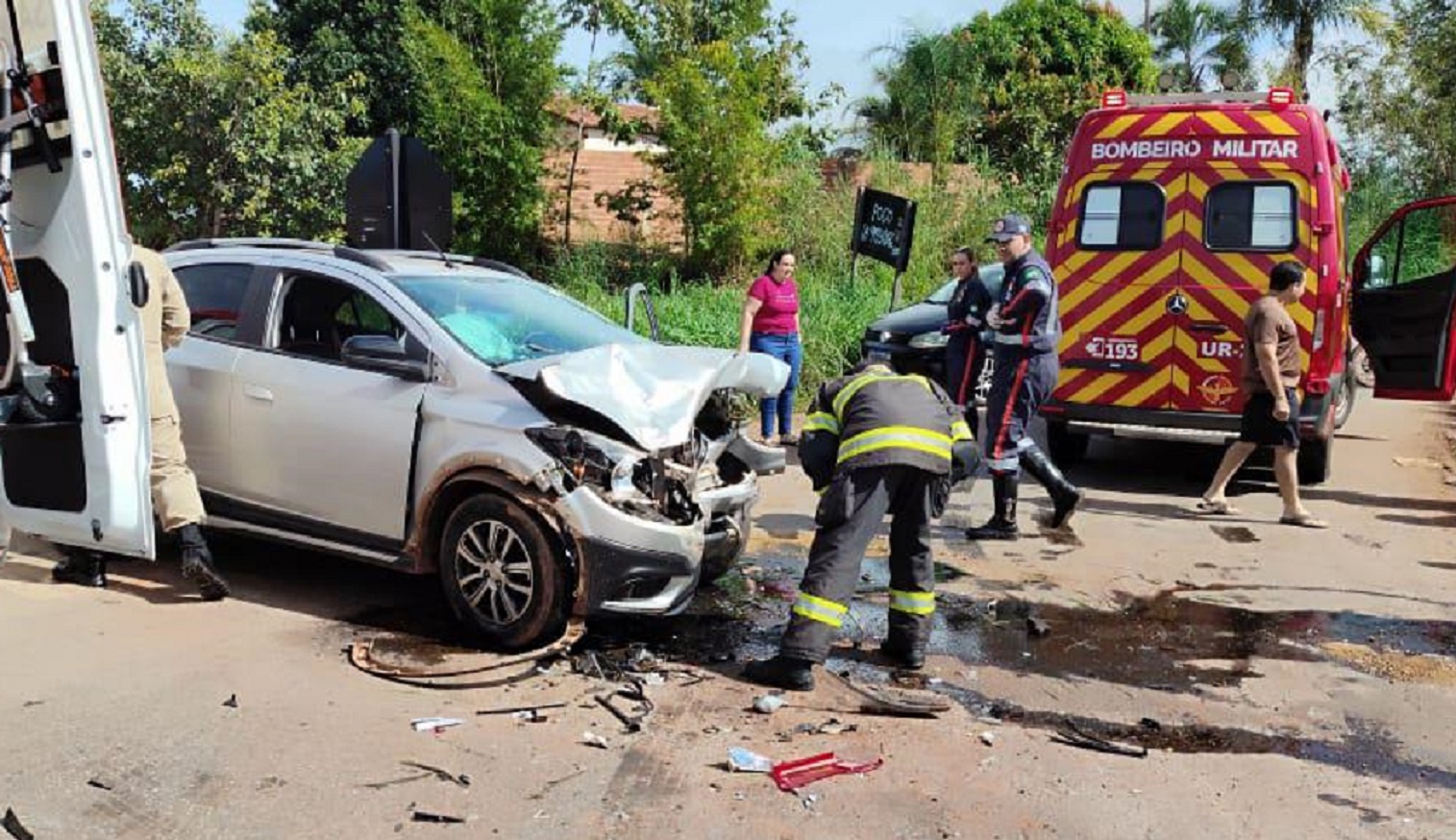 Homem morre após colisão entre carro e caminhão na GO-060