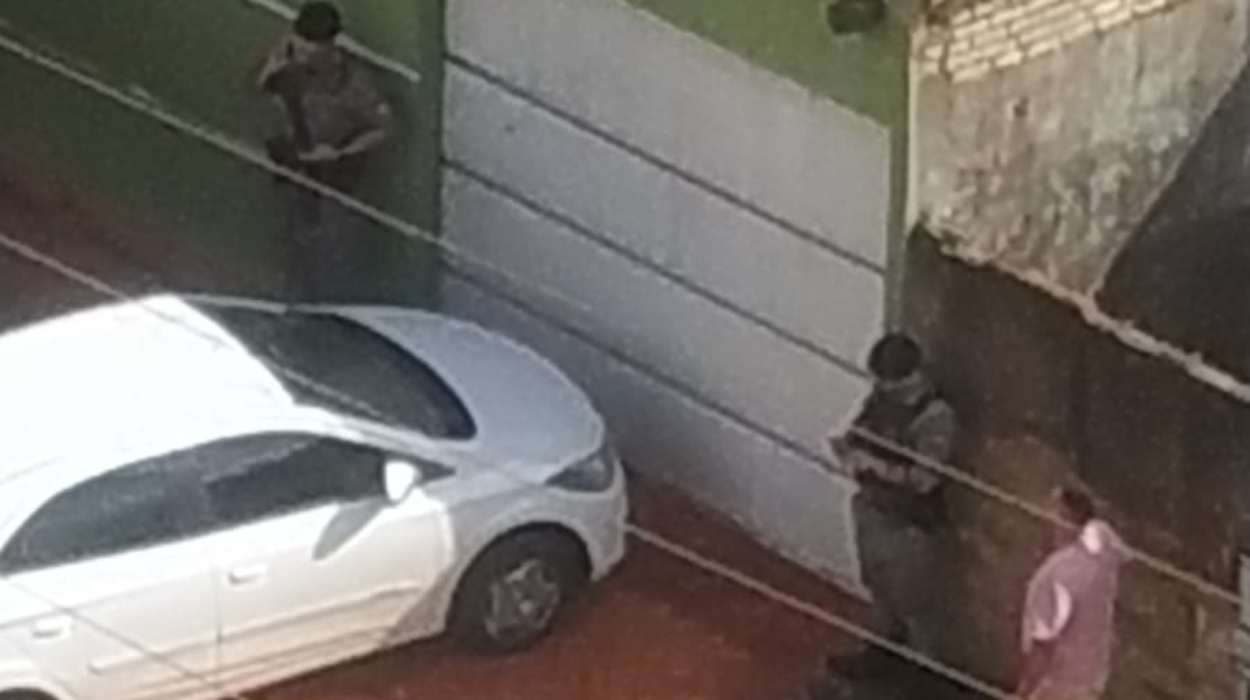 PM prende suspeito de fazer refém com faca no Jardim Goiás, em Goiânia