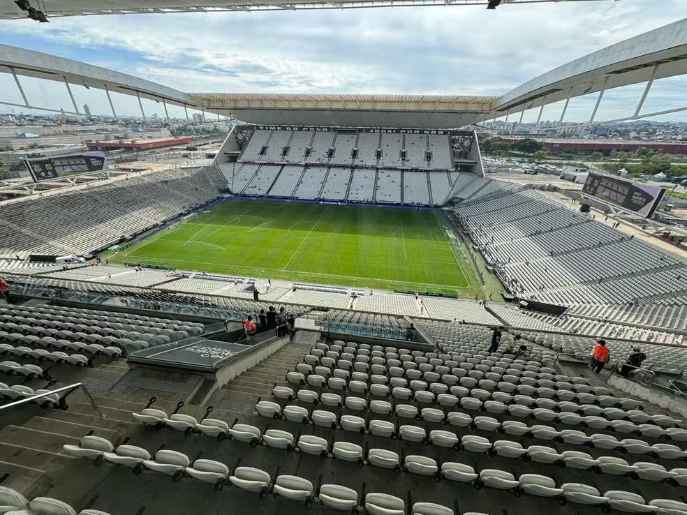 Por maior renda e público, Santos vai contra jogadores e leva semifinal do Paulista para Neo Química