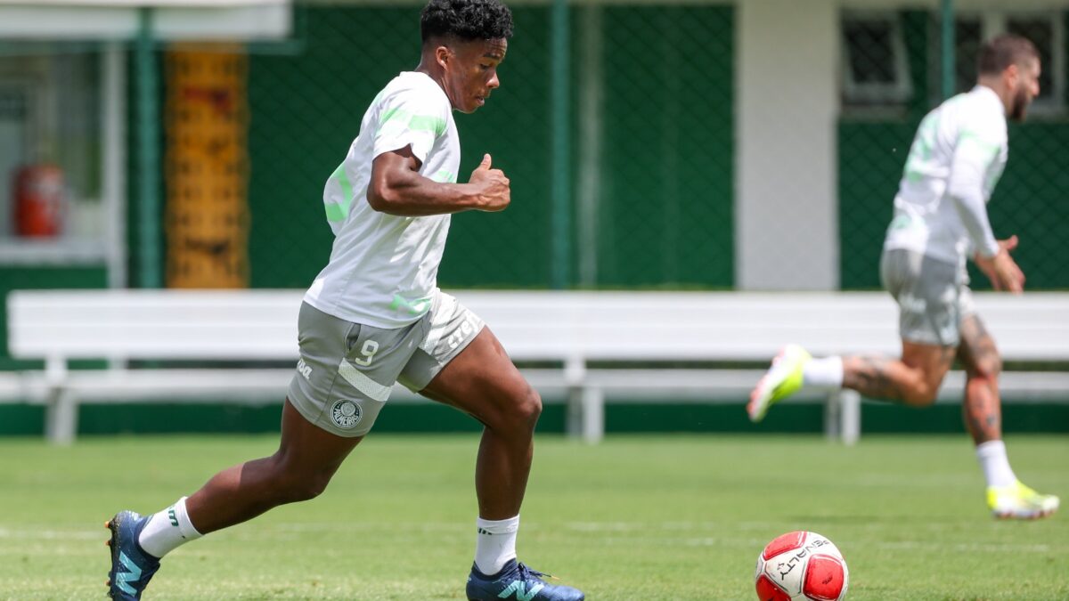 Endrick treinando pelo Palmeiras