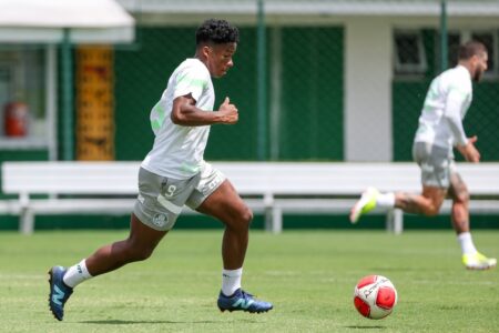 Endrick treinando pelo Palmeiras