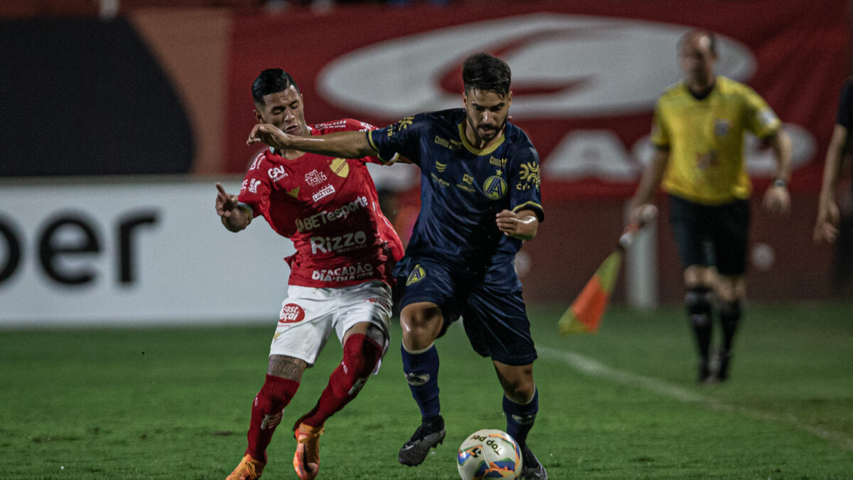 Jogadores de Vila Nova e Aparecidense se marcando no OBA