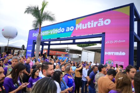 Foto colorida mostra público diante da entrada do mutirão realizado na Região Norte, em Fevereiro (Foto: Prefeitura de Goiânia)