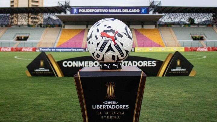 Bola e totem da Copa Libertadores