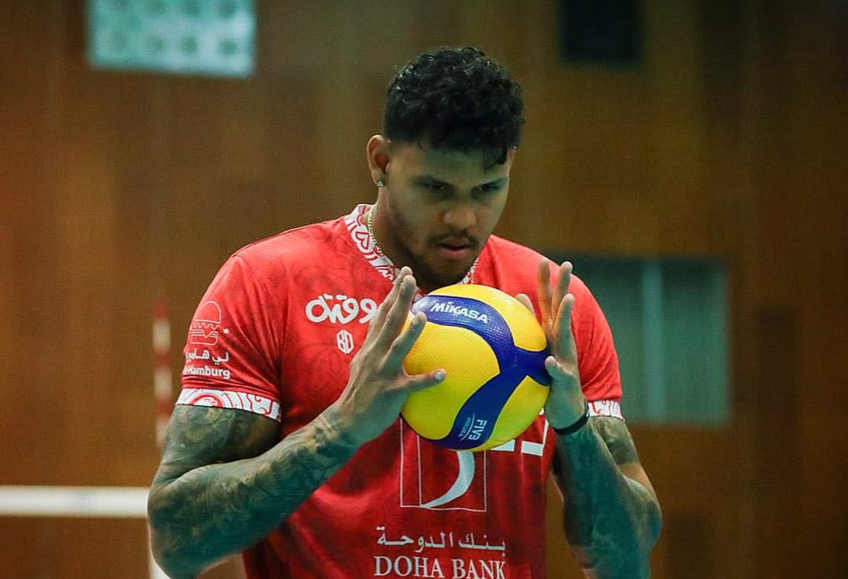 Brasileiro é agredido por líbero rival durante jogo de vôlei no Catar