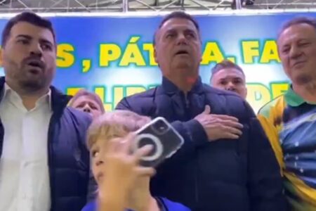 Advogado de Bolsonaro diz que homem foi preso com faca em feira que o ex-presidente estava no RS