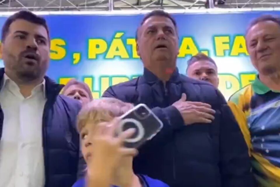 Advogado de Bolsonaro diz que homem foi preso com faca em feira que o ex-presidente estava no RS