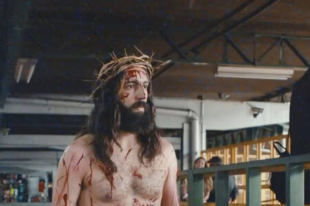 Ator vestido de Jesus aparece em terminal de ônibus em Goiânia