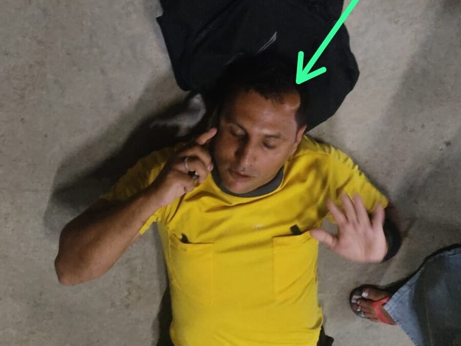 Árbitro Jean Vieira caído em quadra