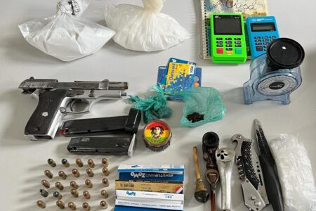 Polícia apreende armas e drogas em casa que seria ponto de tráfico em Planaltina