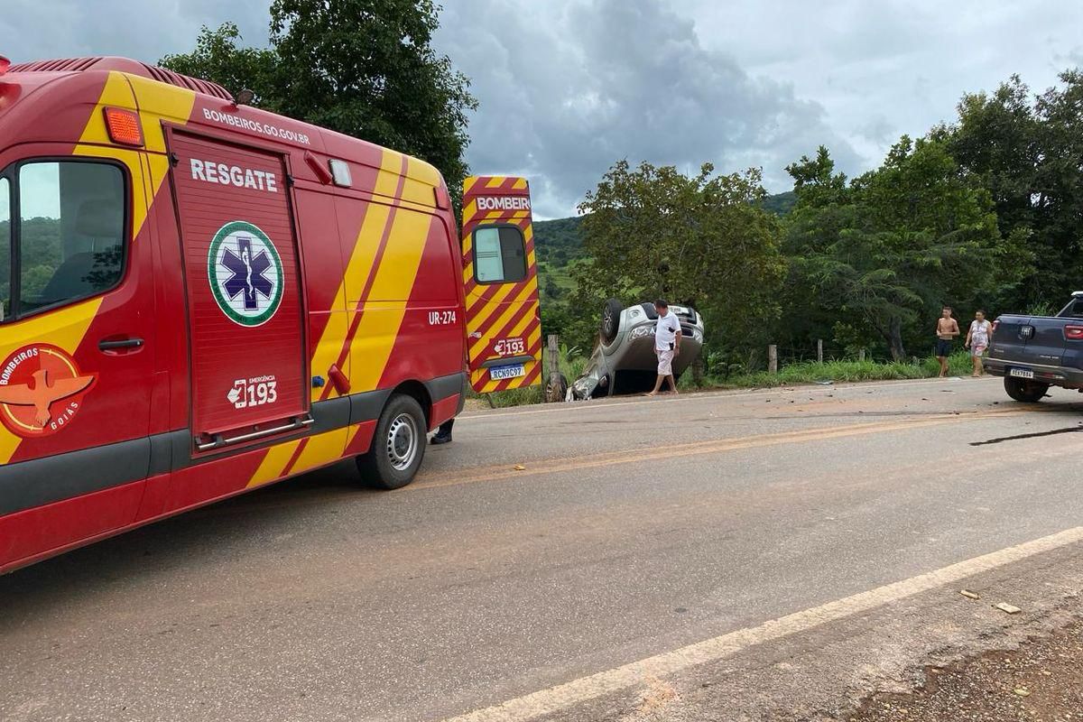 Niquelândia: mulher fica ferida após caminhonete se envolver em acidente e capotar na GO-237