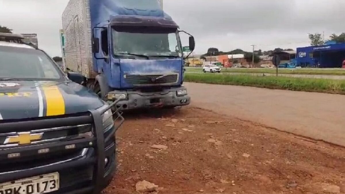 Anápolis: Caminhão é flagrado com pneu estourado e outros 5 desgastados em circulação na BR-153 6 estavam em péssimo estado de conservação