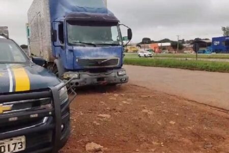 Anápolis: Caminhão é flagrado com pneu estourado e outros 5 desgastados em circulação na BR-153 6 estavam em péssimo estado de conservação