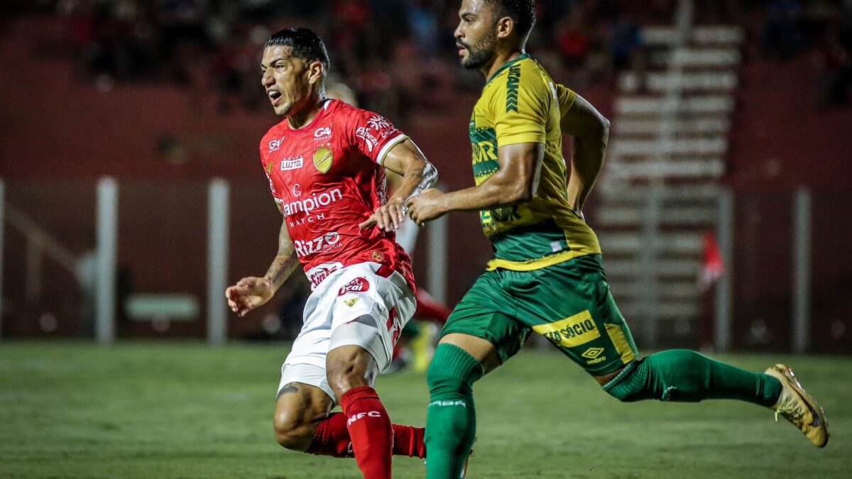 Ralf sendo marcado pelo Cuiabá