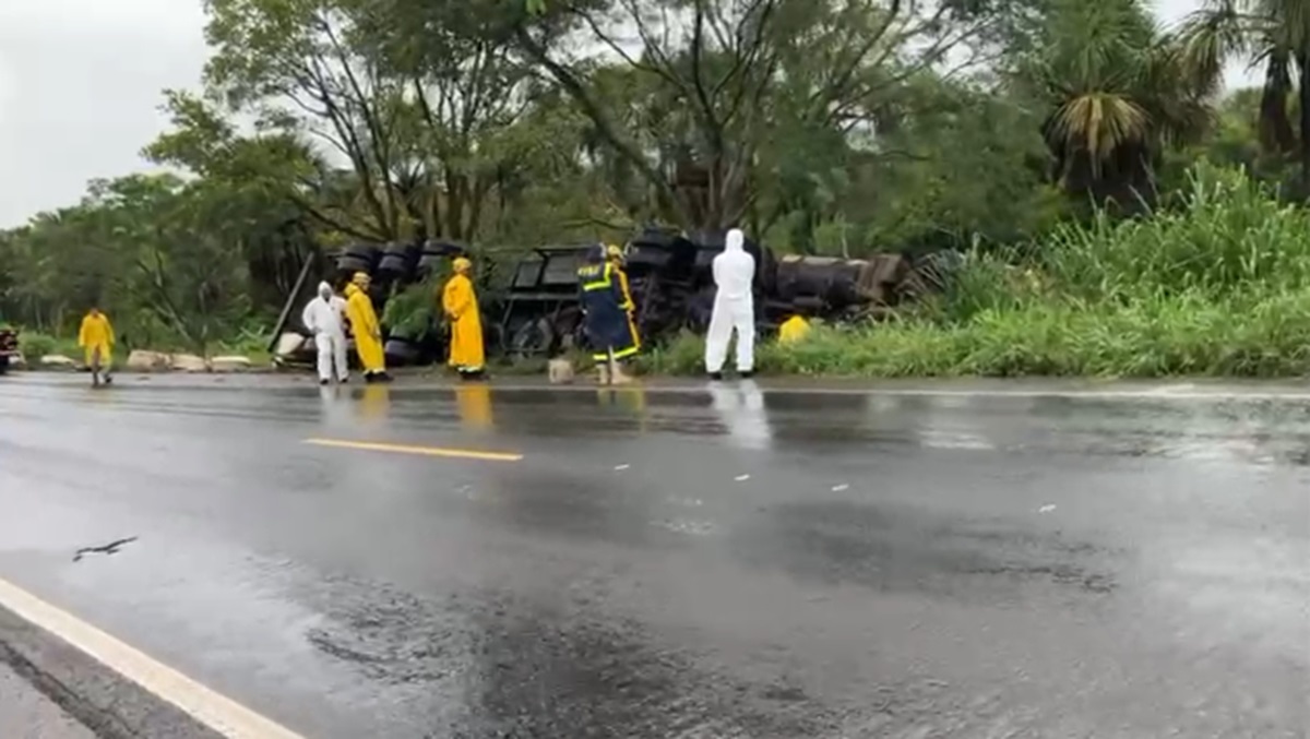 Mineiros: motorista de caminhão morre após tombar veículo na BR-364