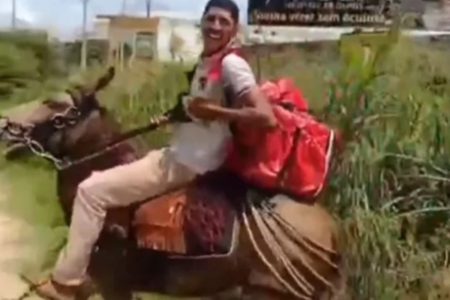 Entregador identificado como João Pedro, montado no burro (Foto: Reprodução)