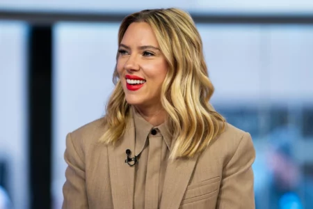 Scarlett Johansson está em negociações para estrelar o novo filme da franquia "Jurassic World" da Universal, confirmou o The Hollywood Reporter.