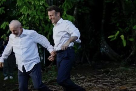Clima descontraído dos presidentes brasileiro e francês Fotos de Lula e Macron viralizam como ensaio pré-wedding