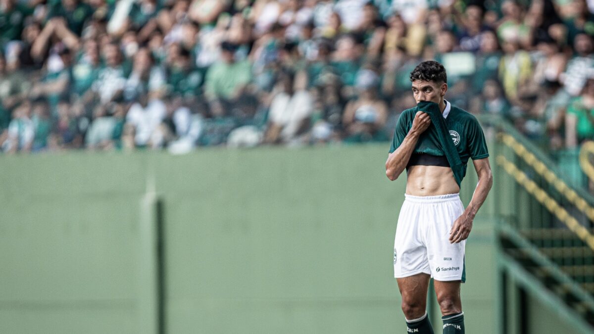 Paulo Baya lamentando derrota do Goiás