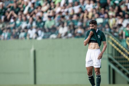 Paulo Baya lamentando derrota do Goiás