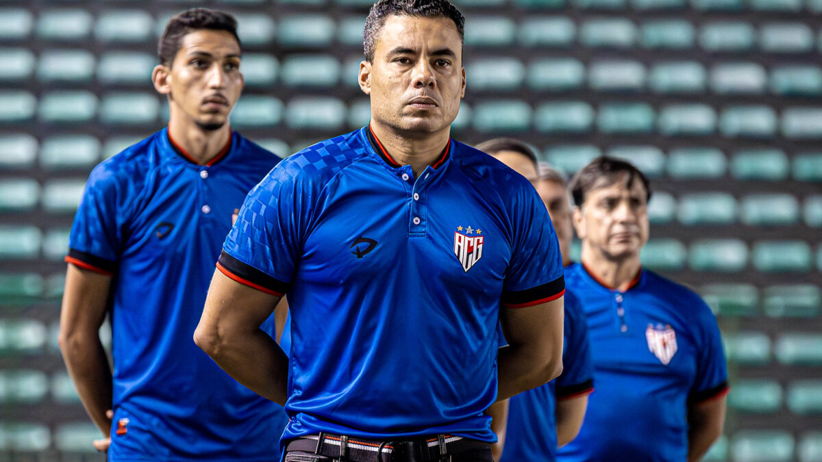 Jair Ventura perfilado no hino nacional