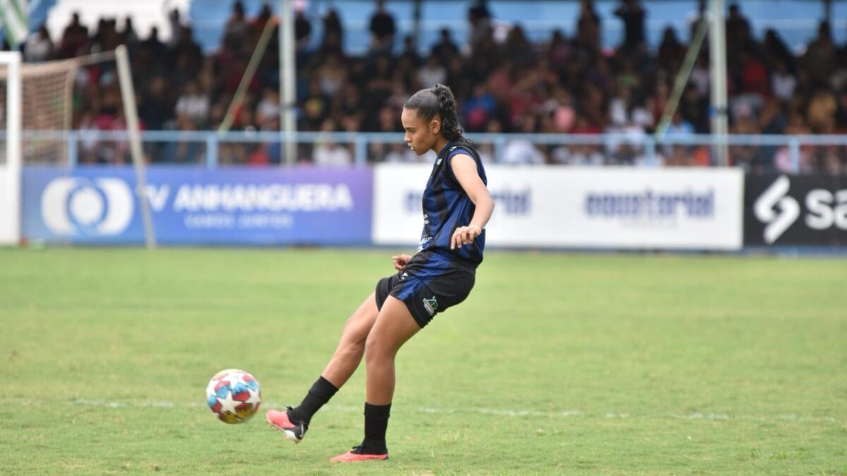 Atleta jogando na Taça das Favelas