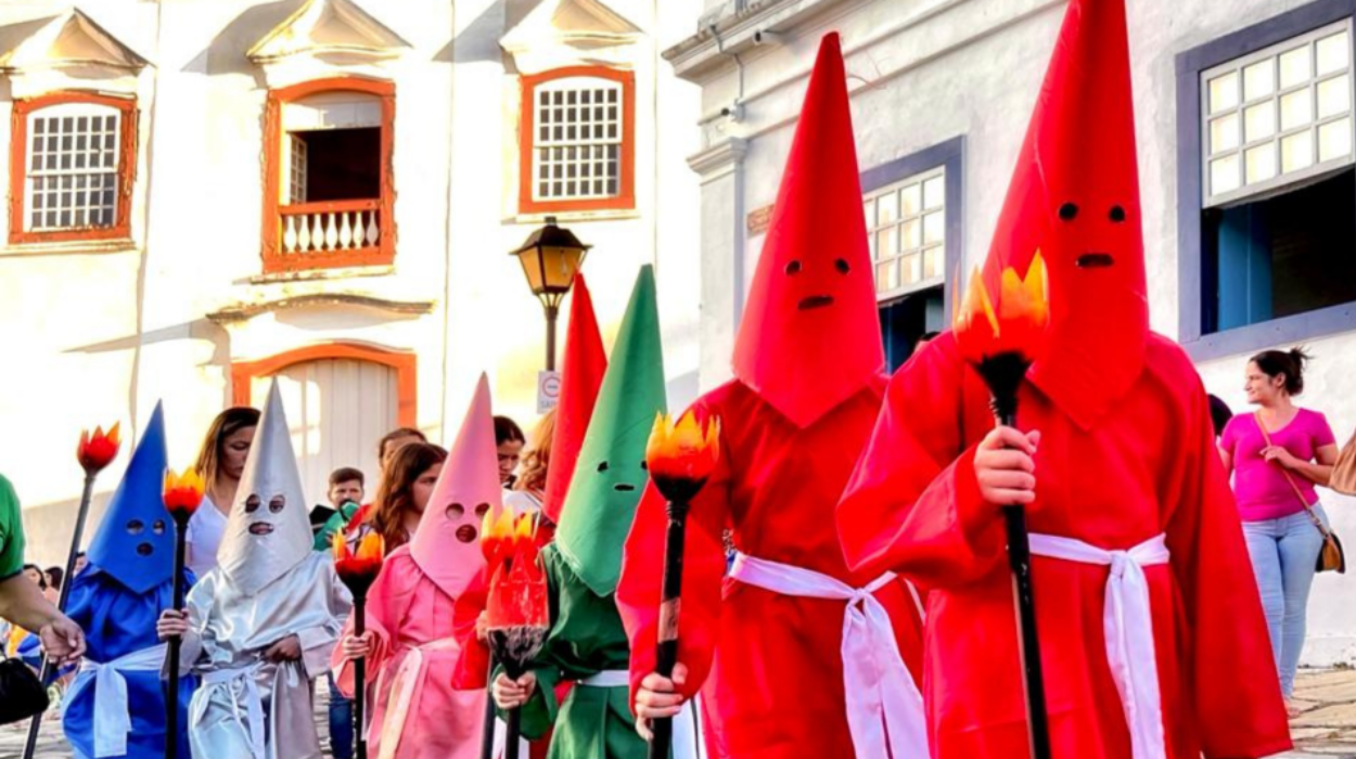 Procissão do Fogaréuzinho leva crianças às ruas da cidade de Goiás nesta quarta-feira (27)