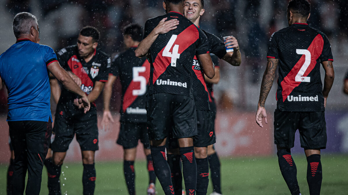 Jogadores do Atlético Goianiense comemorando