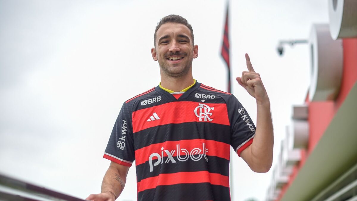 Léo Ortiz com a camisa do Flamengo