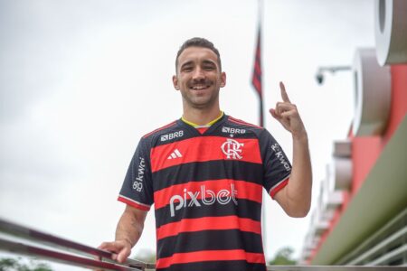 Léo Ortiz com a camisa do Flamengo