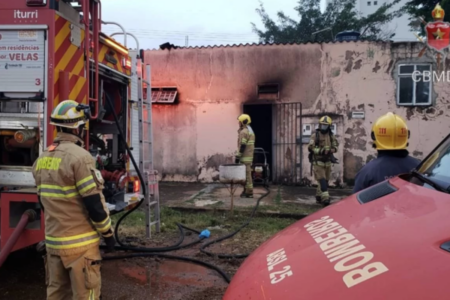 Bombeiros controlam chamas na casa da mulher vítima do namorado (Foto: Reprodução)