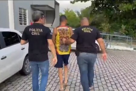 Pessoa sendo presa em Pernambuco