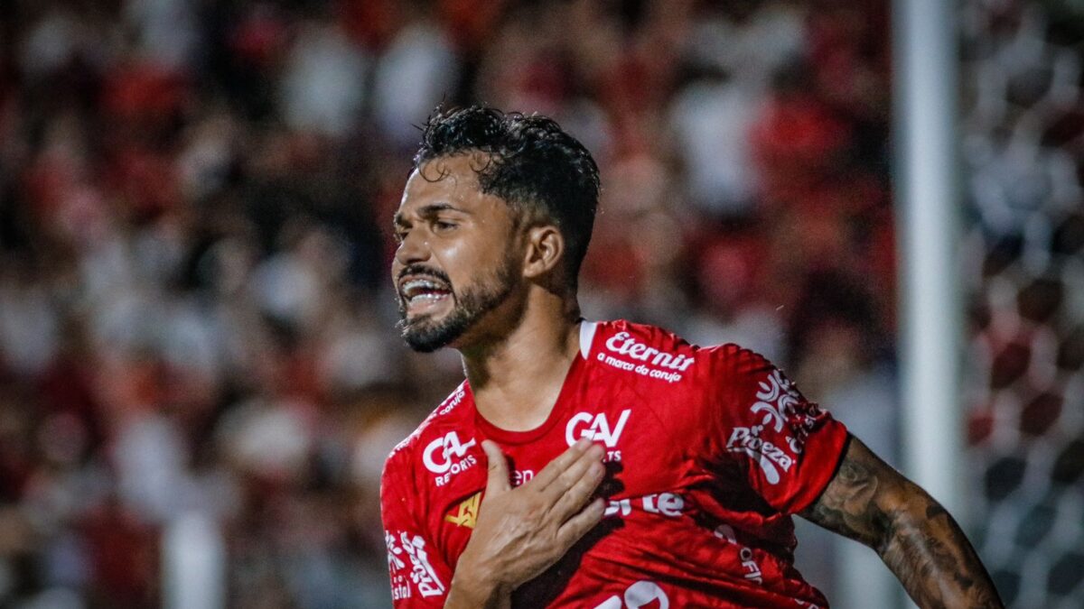 Alesson comemorando gol contra o Goiás