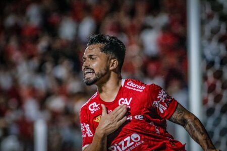 Alesson comemorando gol contra o Goiás