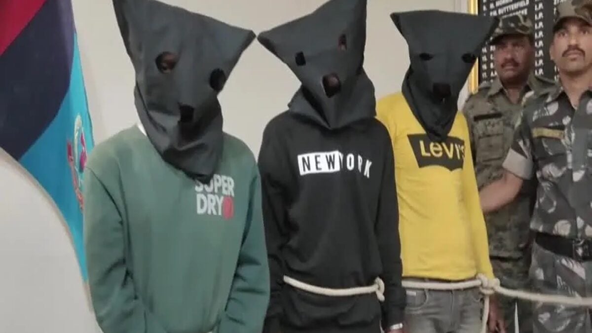 Imagem mostra três homens encapuzados. Eles são suspeitos de estuprarem uma goiana na Índia.