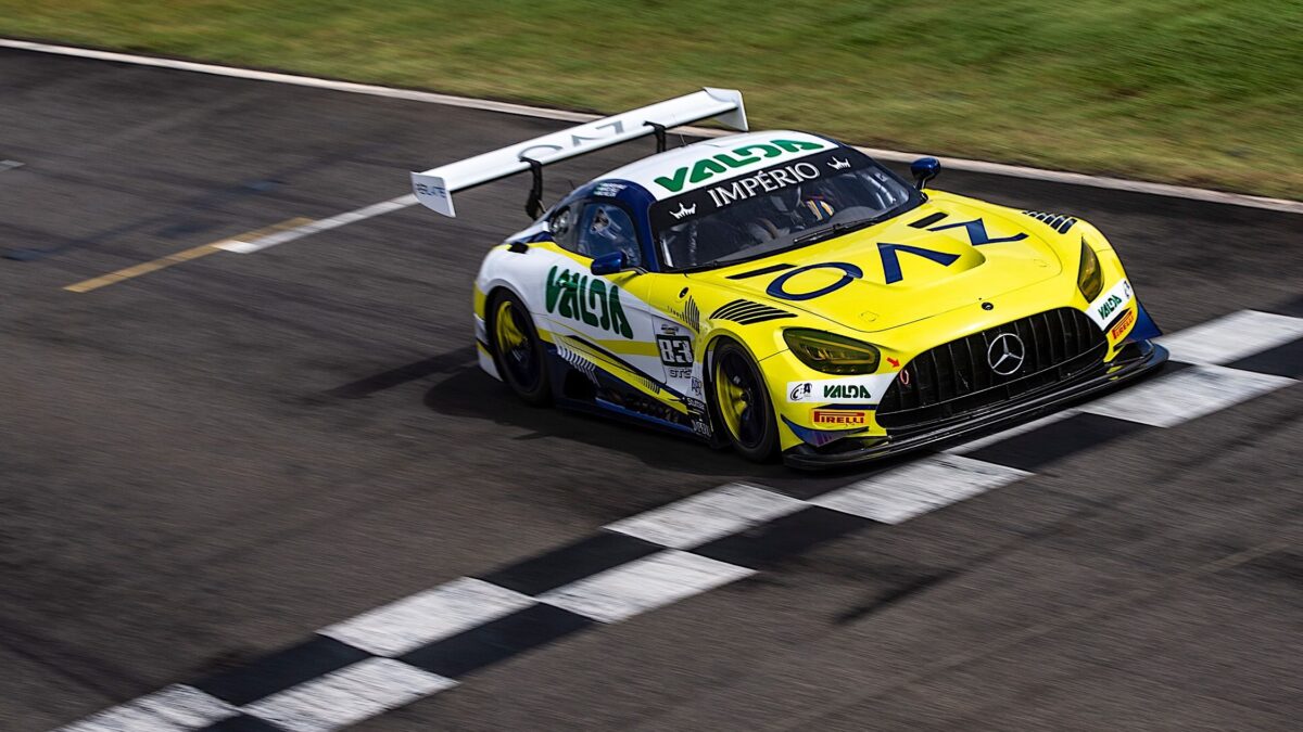 Carro da Mercedes em ação em Goiânia