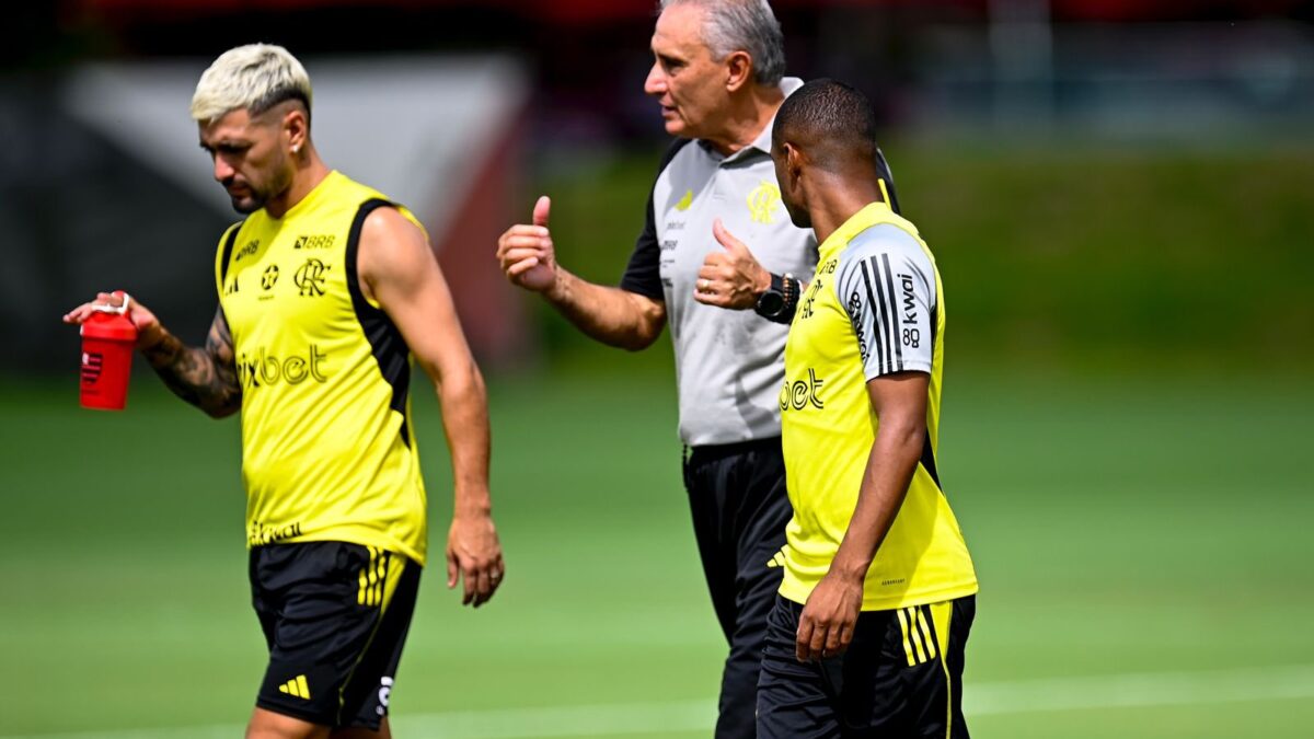 Tite orientando os jogadores no treino