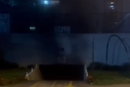 Incêndio aconteceu em veículo estacionado em um prédio do Setor Bueno, em Goiânia (Foto reprodução)
