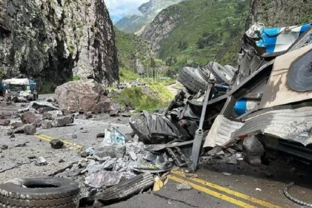 Deslizamento de rochas atinge caminhões em rodovia do Peru Autoridades locais vão investigar as causas do deslizamento