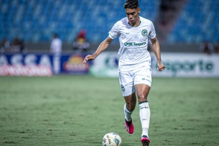 Paulo Baya em ação no estádio Olímpico