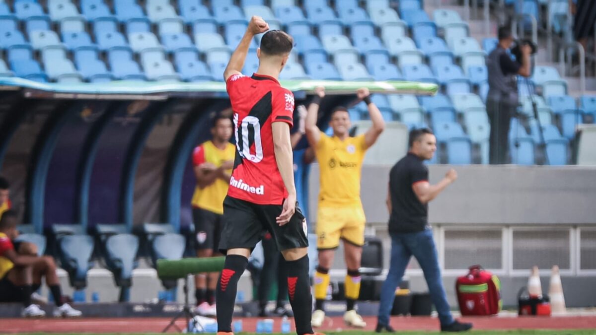 Shaylon comemorando o gol marcado