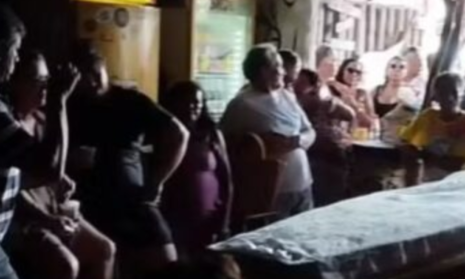Alemão é velado em bar que frequentava com amigos no Ceará: 'Pediu que ninguém ficasse triste' assista ao vídeo