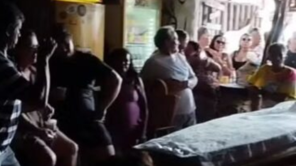 Alemão é velado em bar que frequentava com amigos no Ceará: 'Pediu que ninguém ficasse triste' assista ao vídeo