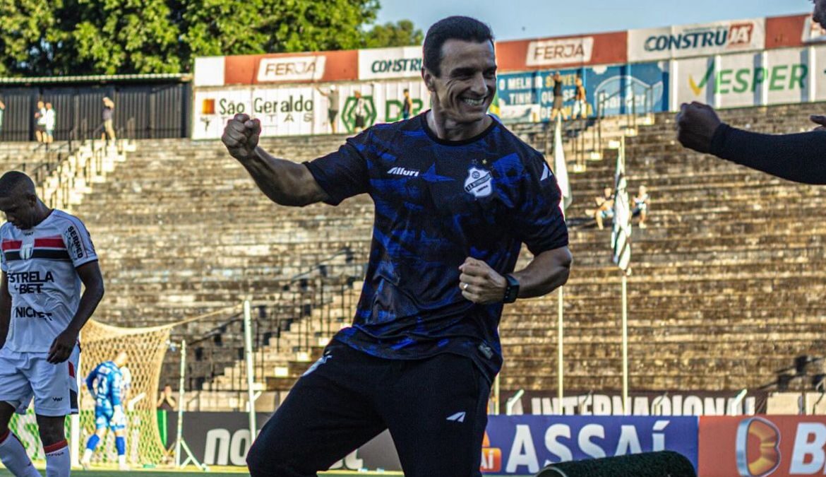 Júnior Rocha comemorando na Inter de Limeira