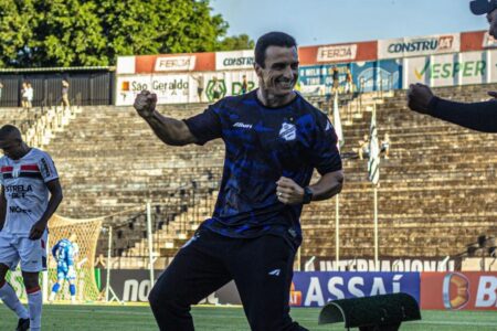 Júnior Rocha comemorando na Inter de Limeira