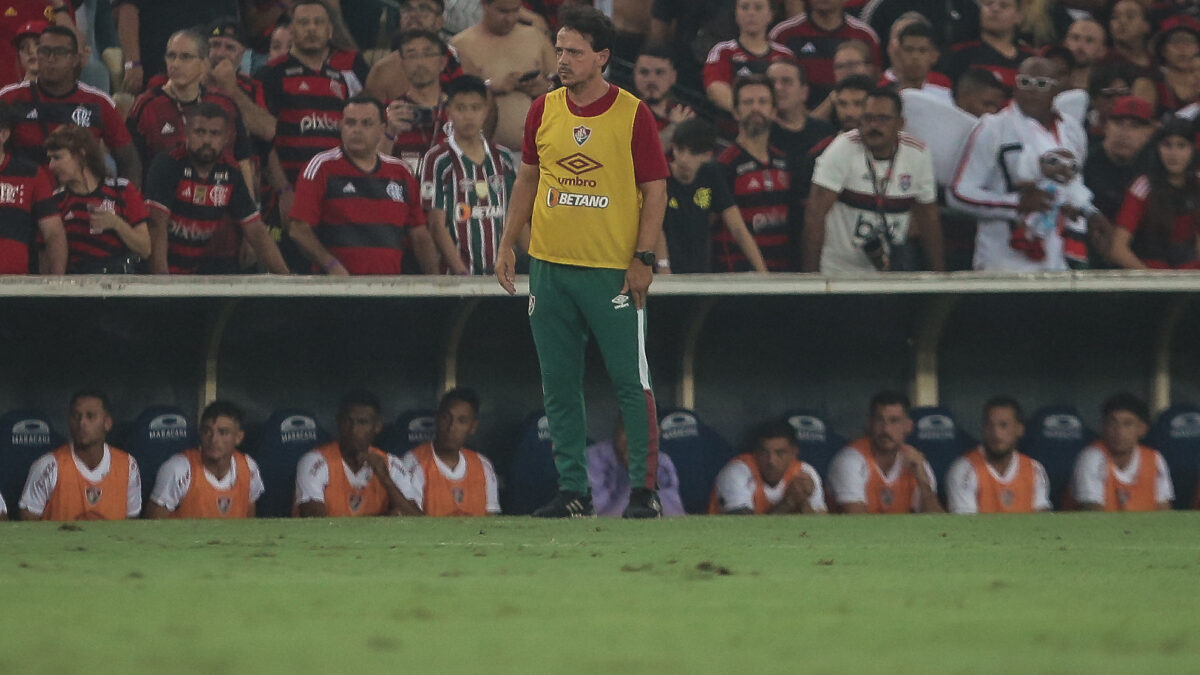 Fernando Diniz na beira do gramado no Maracanã